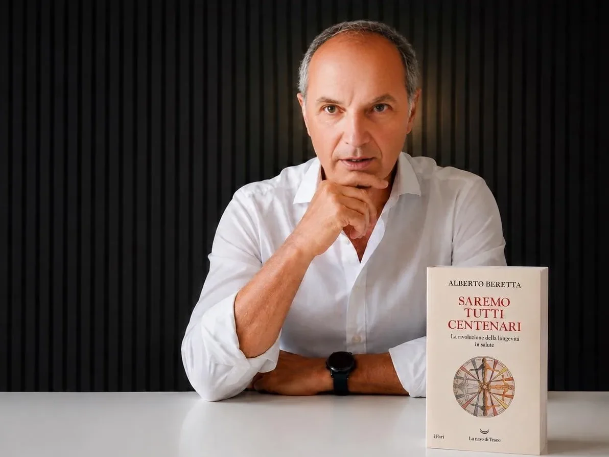 Il Dr. Alberto Beretta con il libro «Saremo tutti centenari»